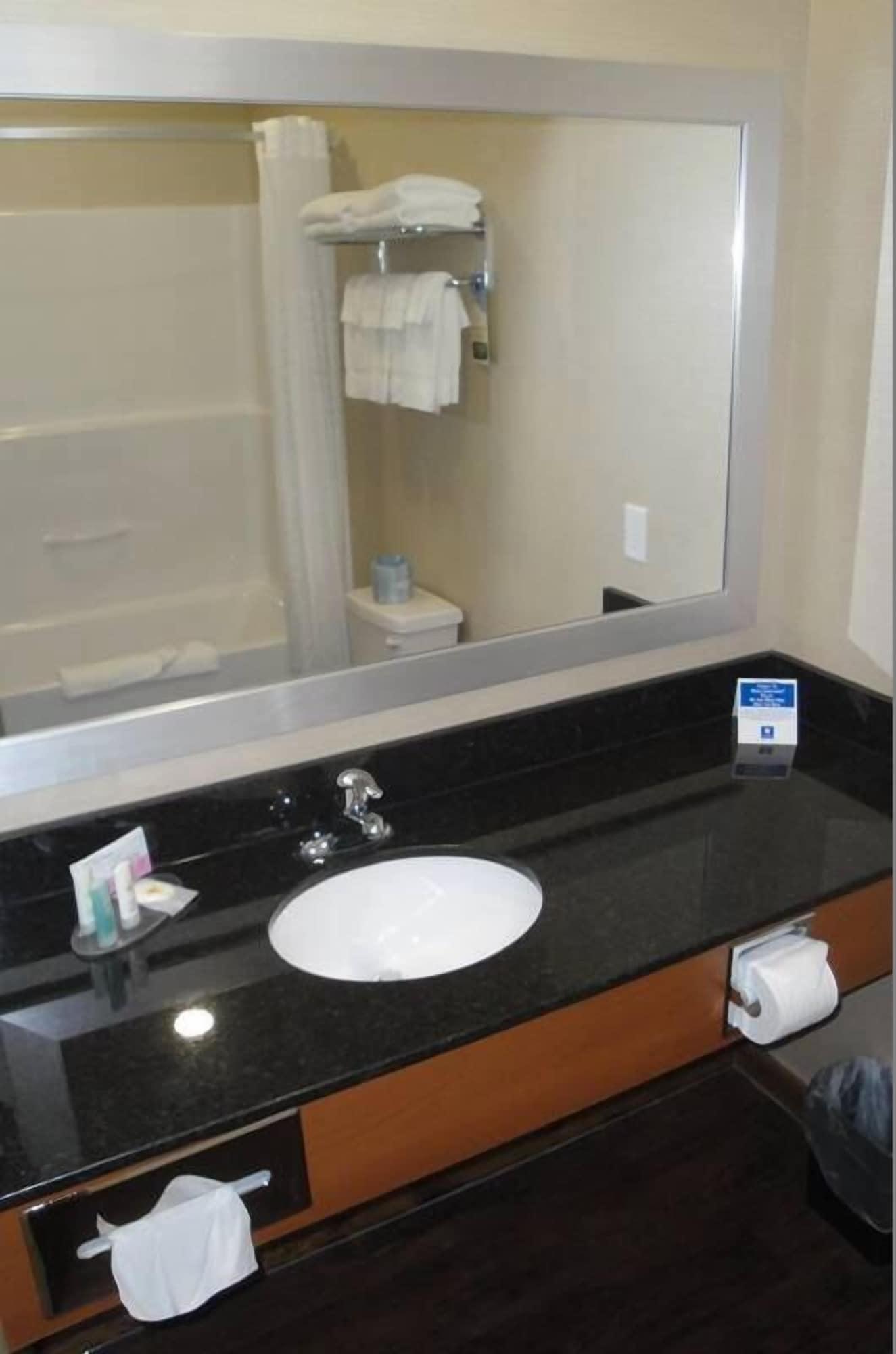 Comfort Inn & Suites Bonnyville Bagian luar foto